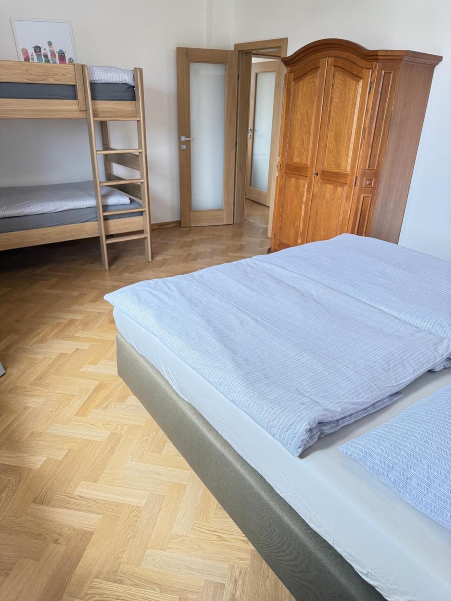 Familyvilla, New 4 Luxury Big Apartments, Parking Apartment Prag