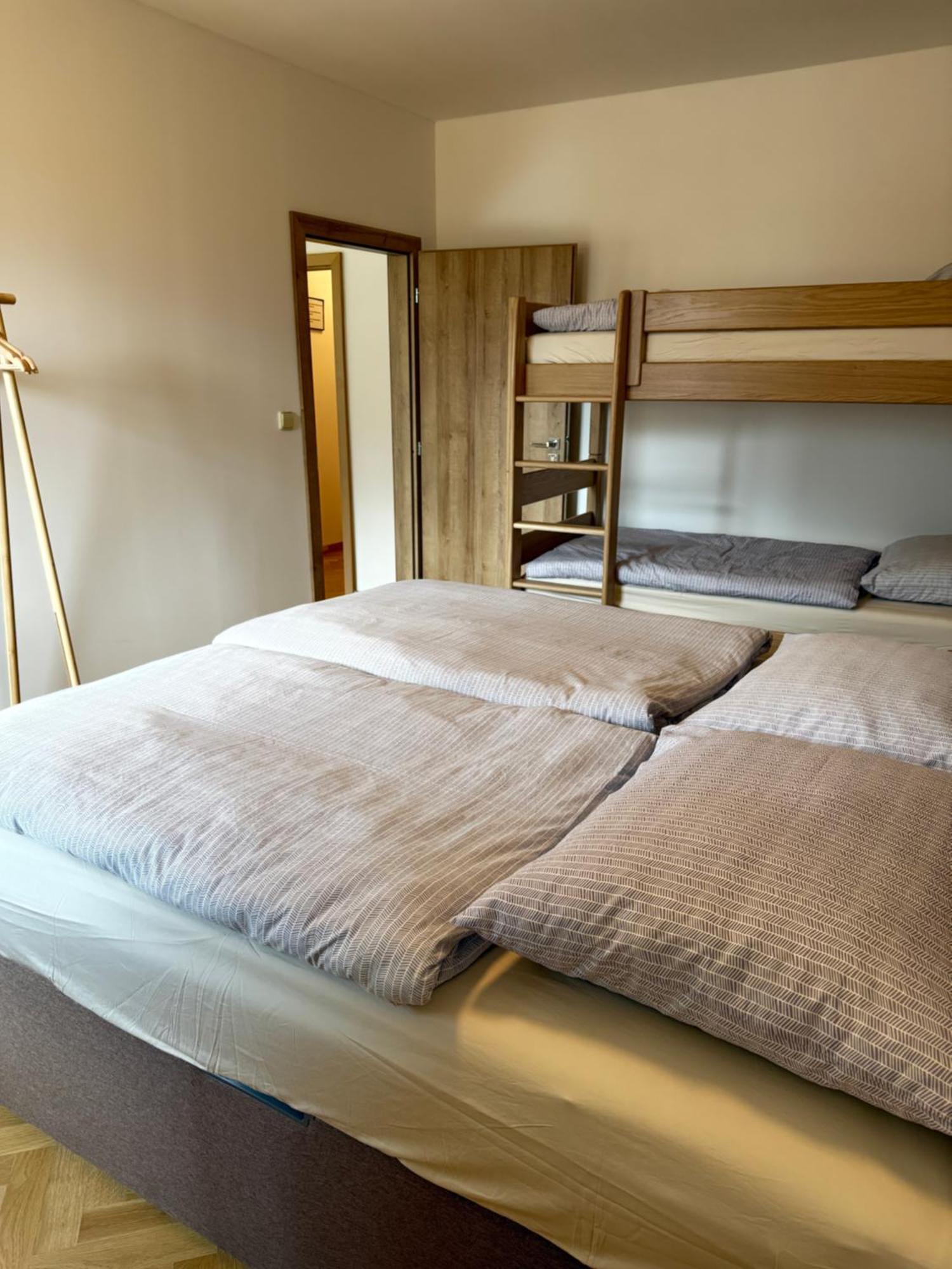Familyvilla, New 4 Luxury Big Apartments, Parking Prag