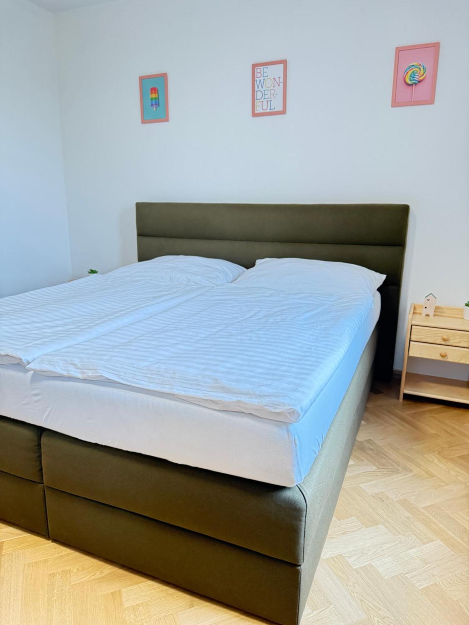 Familyvilla, New 4 Luxury Big Apartments, Parking * Prag
